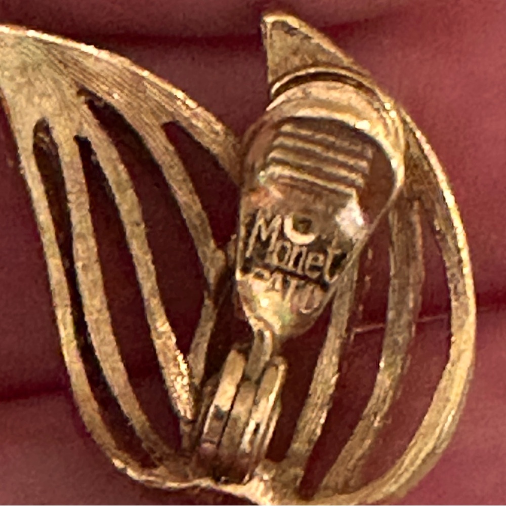 MONET PATD rare vintage double leaf clip on gold tone earrings. - Picture 3 of 5